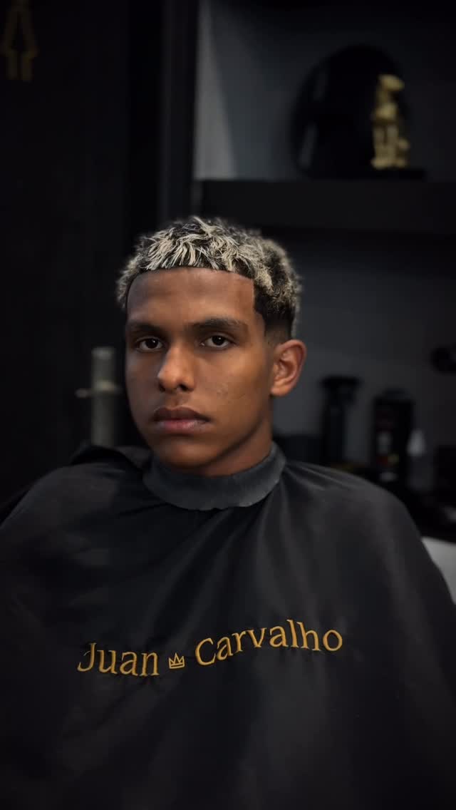 Corte degradê com topo texturizado loiro platinado