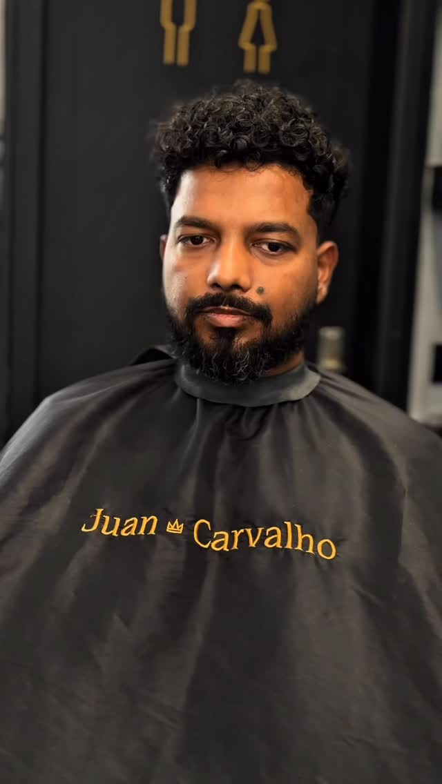 Cliente com caracóis definidos e barba desenhada