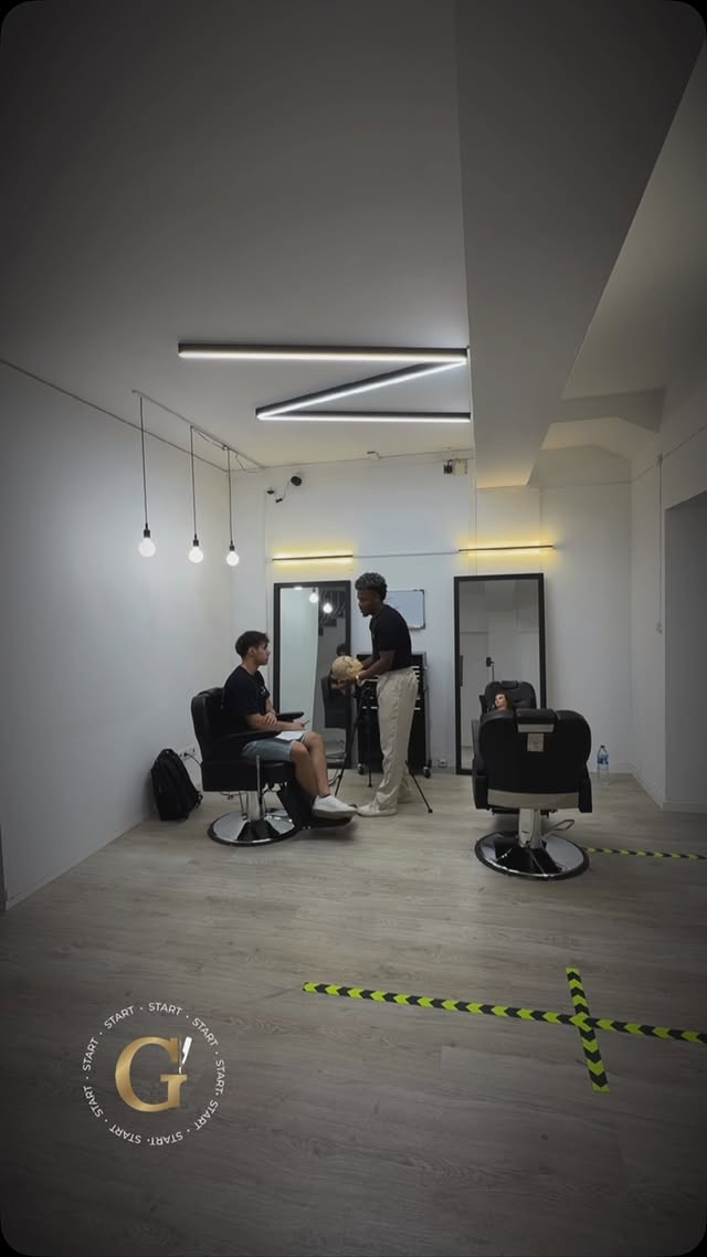 Interior da barbearia Black Gold durante uma formação